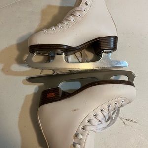 Kids ice skates. Nice & clean.